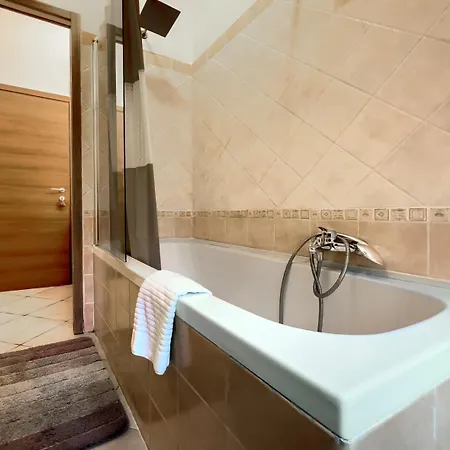 Spacious Near St Peter's Church Appartement