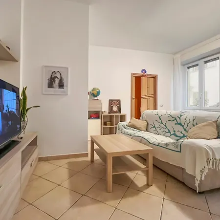Spacious Near St Peter's Church Appartement